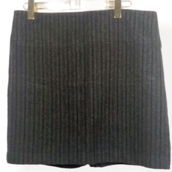 Banana Republic skirt gray tone and black lines - Picture 1 of 8